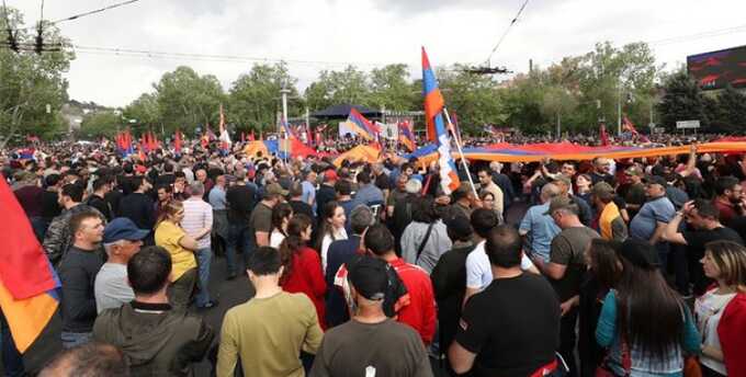 В Армении возобновились уличные протесты: митингующие пытались прорваться к парламенту