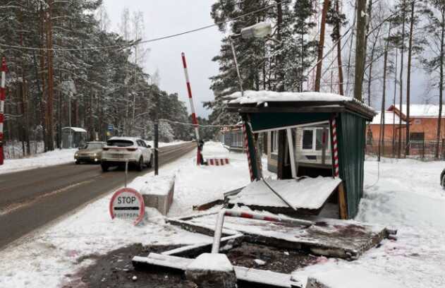 Грузовик снес будку российских пограничников