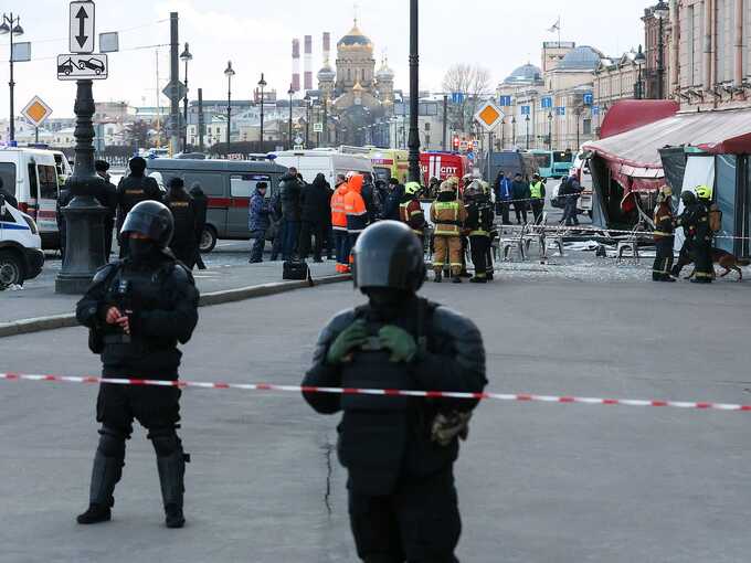 Путину доложили о взрыве в кафе в Петербурге