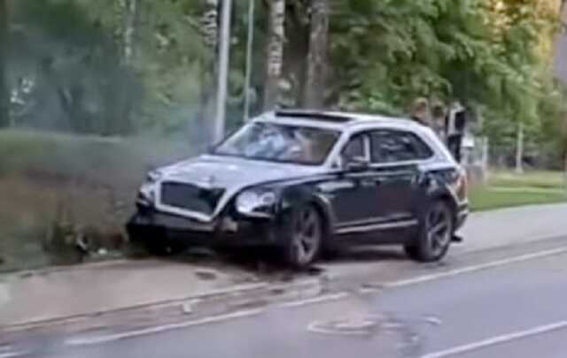 В аварию попал Bentley Bentayga, принадлежащий Бетии Валрос